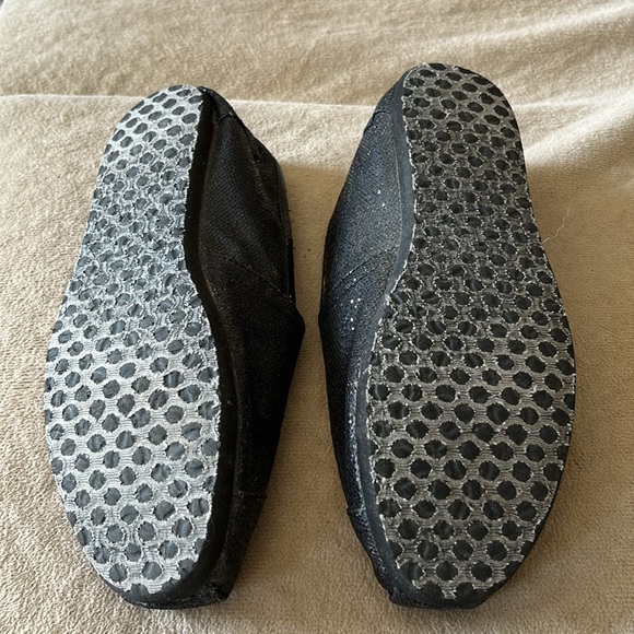 Tom’s black shimmery slip on, cushioned insole! Sz. 8M, worn around the edges! - Picture 3 of 6